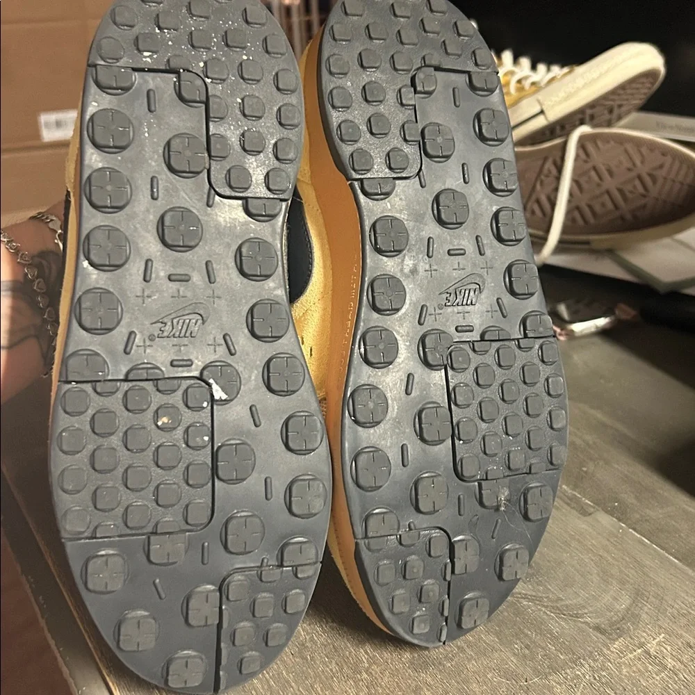 Nike C1TY Grade School boys'‎ shoe in the 